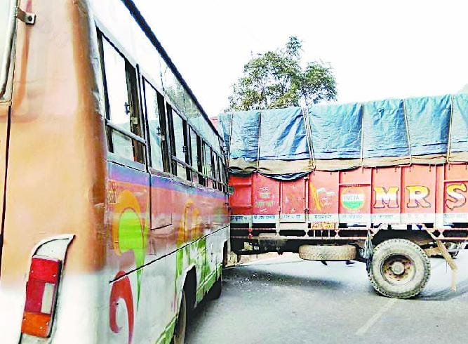 पुलघराट के पास बस और ट्रक की टक्कर में शिक्षक समेत 4 जख्मी