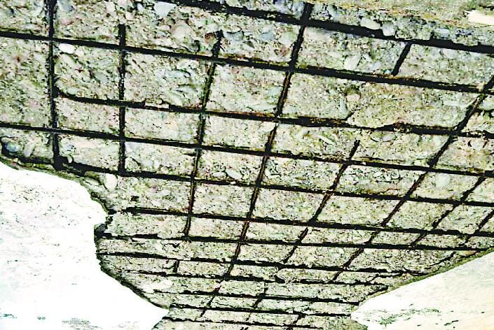 अब गिरी तब गिरी पटवारखाने की छत