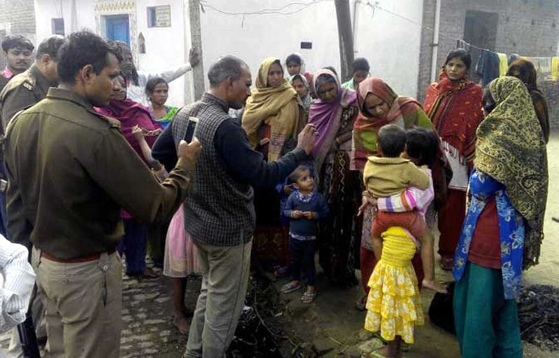 जलती चिता से पुलिस ने उठाए शव के अवशेष