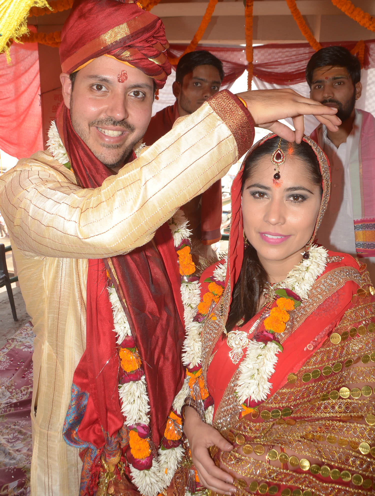 foreigner love couple do hindu marriage in kashi