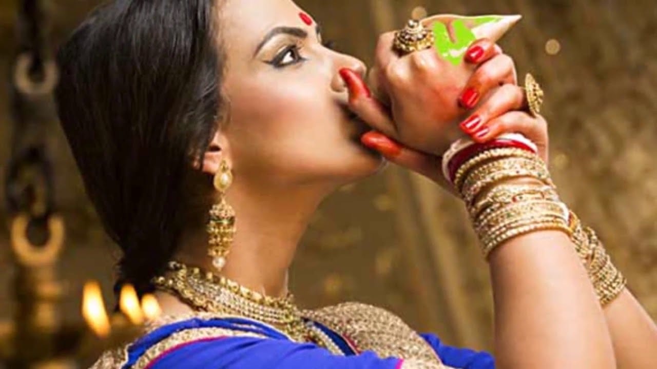 know These 5 benefits of blowing conch and chanting mantras during worship