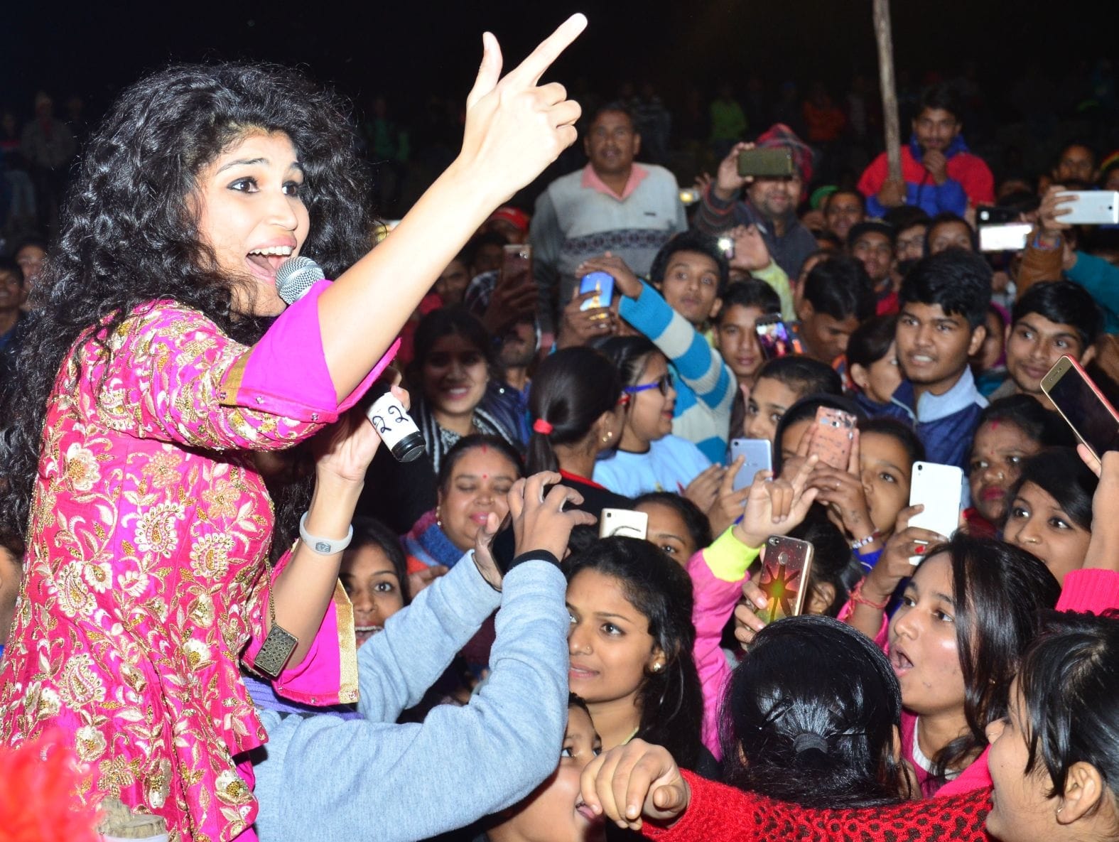 Indian Shakira reached in Srinagar fair