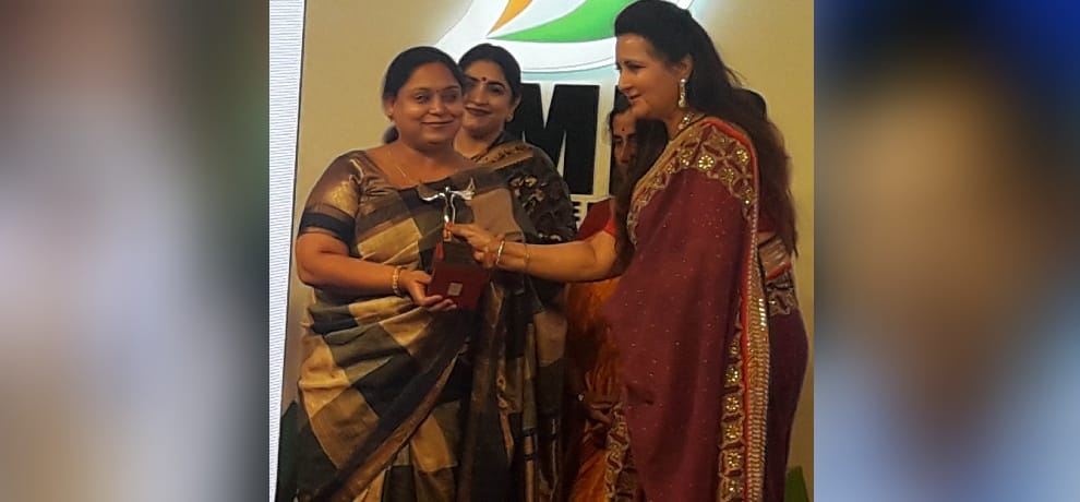 kavita won women achiever's award for helping cancer patients