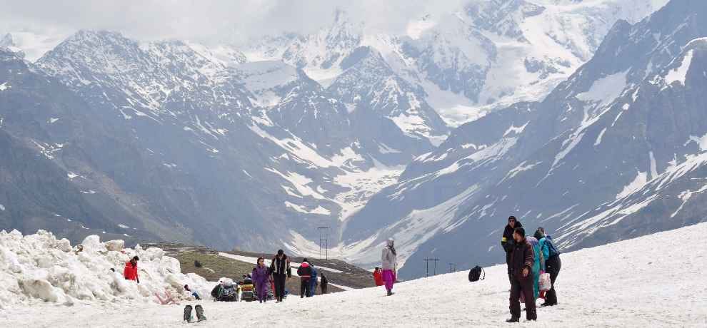 wait for snowfall Bollywood movies shooting in Manali