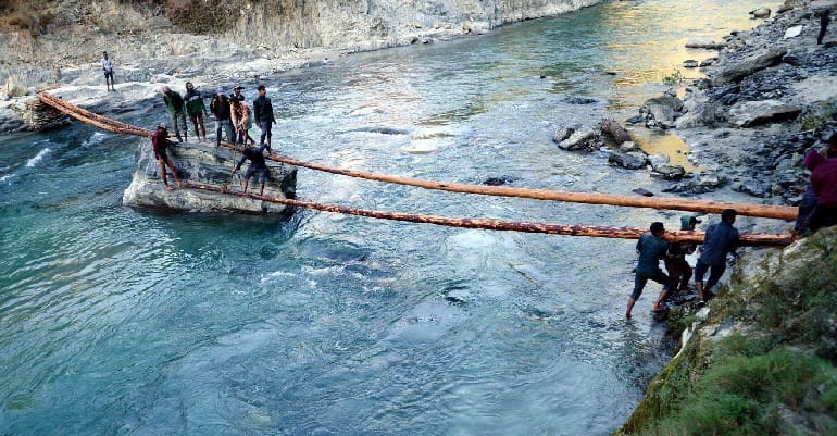 People from Asyli who are making temporary bridges from Shramdan