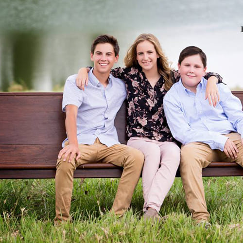 tips for family photo if you hang on wall of home according to feng shui