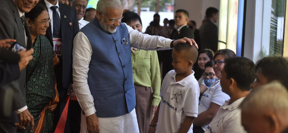 asean summit PM modi meets 9 years old filipino boy who wears jaipur foot 