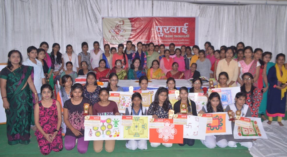 सौमया की कलाकृति को पुरवाई पारंपरिक कला खिताब