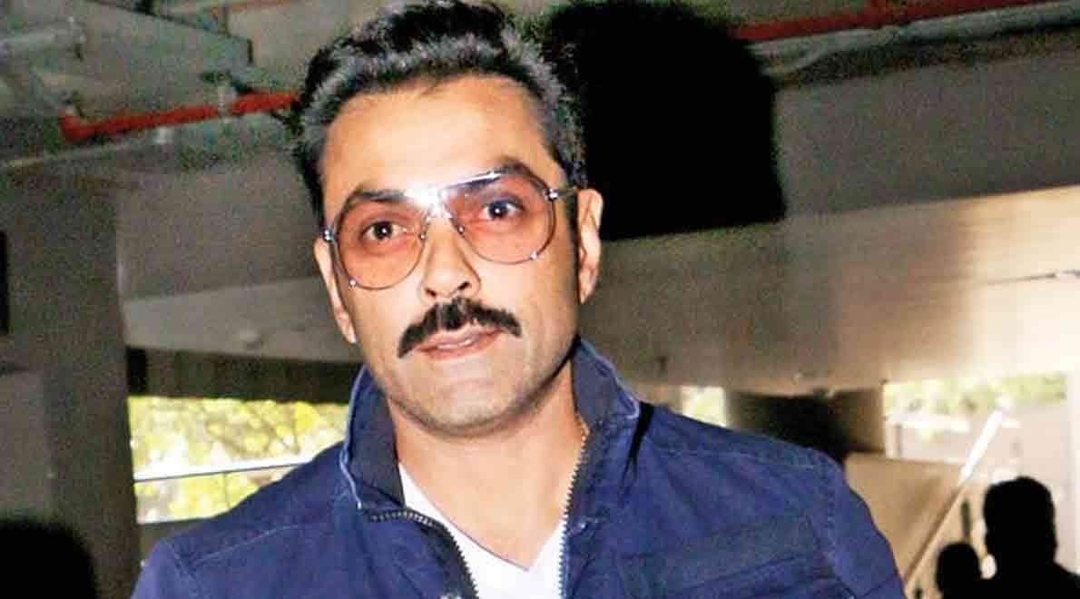 bobby deol get disturbed by 4 ladies know what the reason