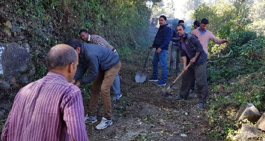 श्रमदान से कटकटोनिया से कूल तक एक किमी सड़क बनाने का काम शुरू