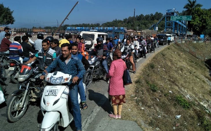 कोसी बैराज मे लगा लंबा जाम, पुलिस रही परेशान