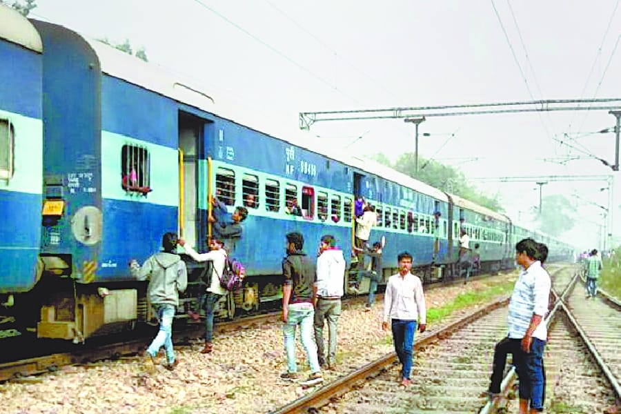 fire in jalpai gudi express in barabanki.