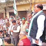 धनारी में भाकियू की महापंचायत को संबोधित करते प्रदेश अध्यक्ष राजवीर सिंह जादौन।