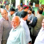 बाराबंकी में मंगलवार को नवाबगंज तहसील में समर्थकों की लगी भीड़।