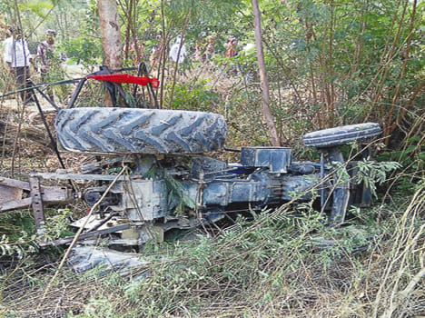 tractor rammed, 16 injured 