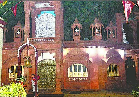 After Baba's make-up, 'Tandava' in the temple about Jalabhishek