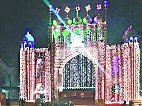 Fiza pick up laughing Parchem-e-Raza, Ursa Razavi's grand start