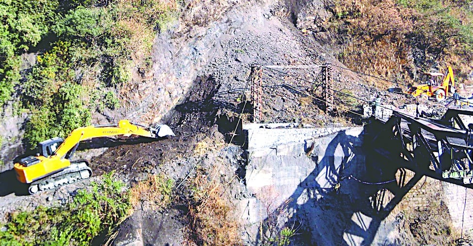 अब नए बन रहे पुल के एक छोर पर गिर गया भूस्खलन का मलबा