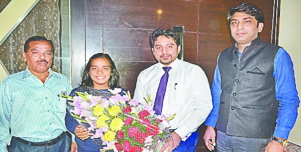 Manshvi won silver medal after knee surgery