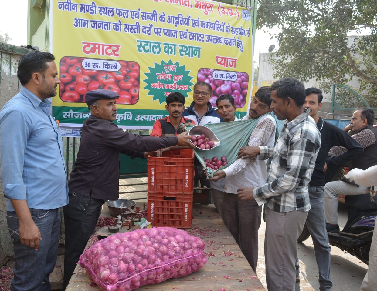 सस्ती दर की दुकान पर एक घंटे में सब खत्म