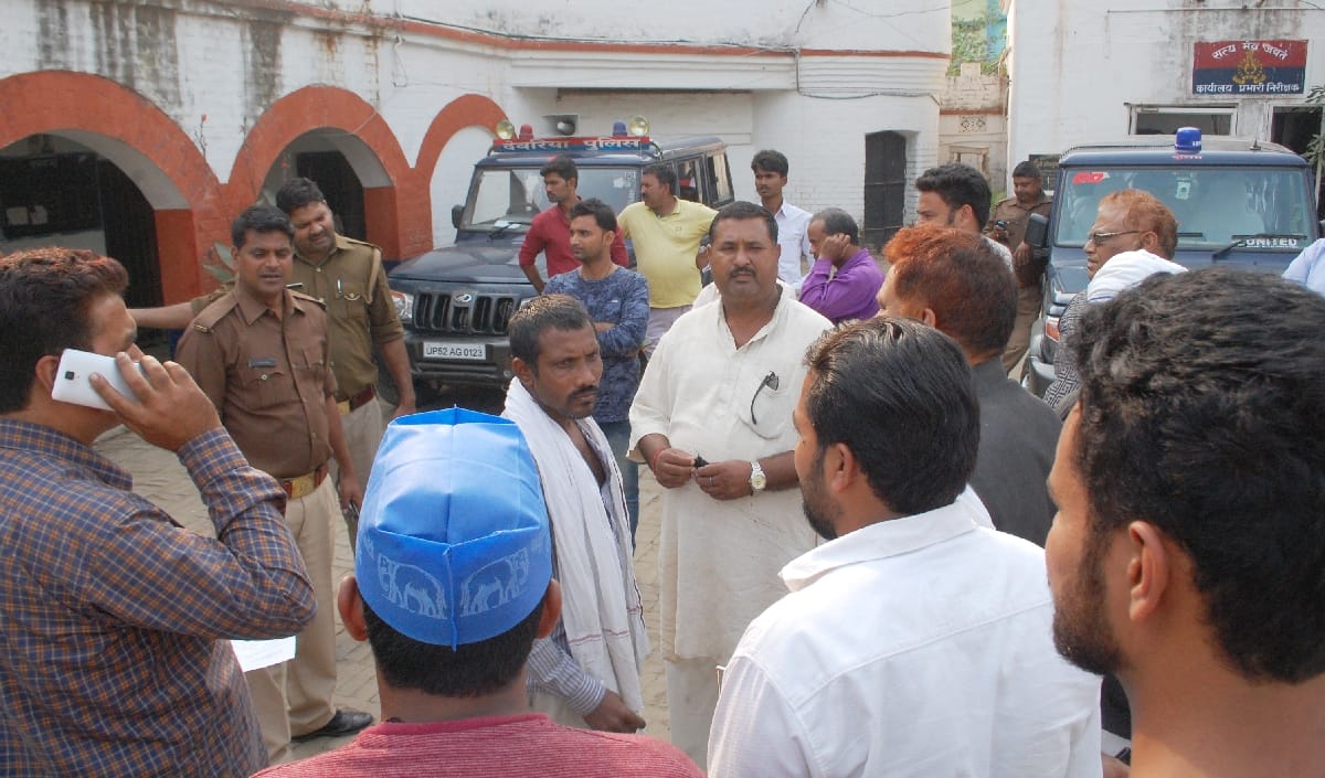 बसपा प्रत्याशी के प्रचार वाहन को पुलिस ने पकड़ा
