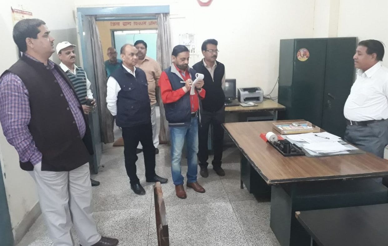 अनुपस्थित मिले अधिकारी व कर्मचारी का रोका वेतन, मानदेय