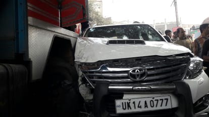 bjp mp sakshi maharaj car accident in etah