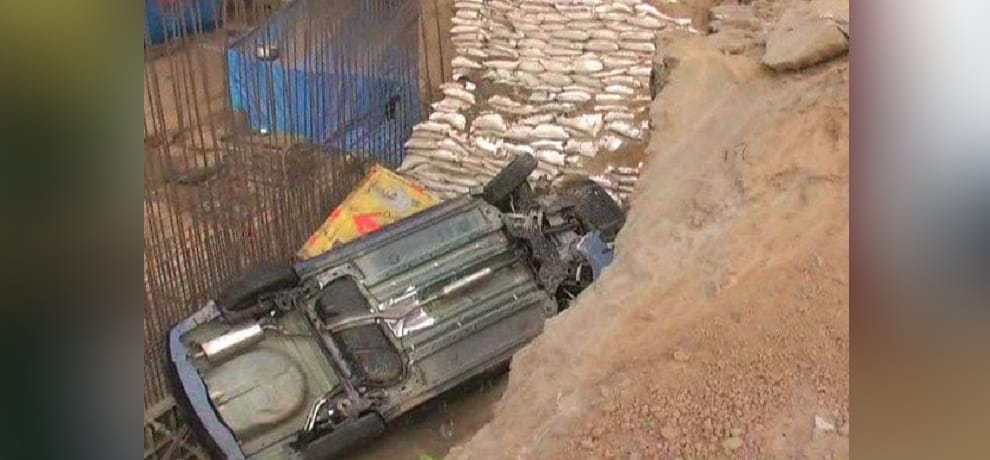 car o groom and bride fell down in the ditch