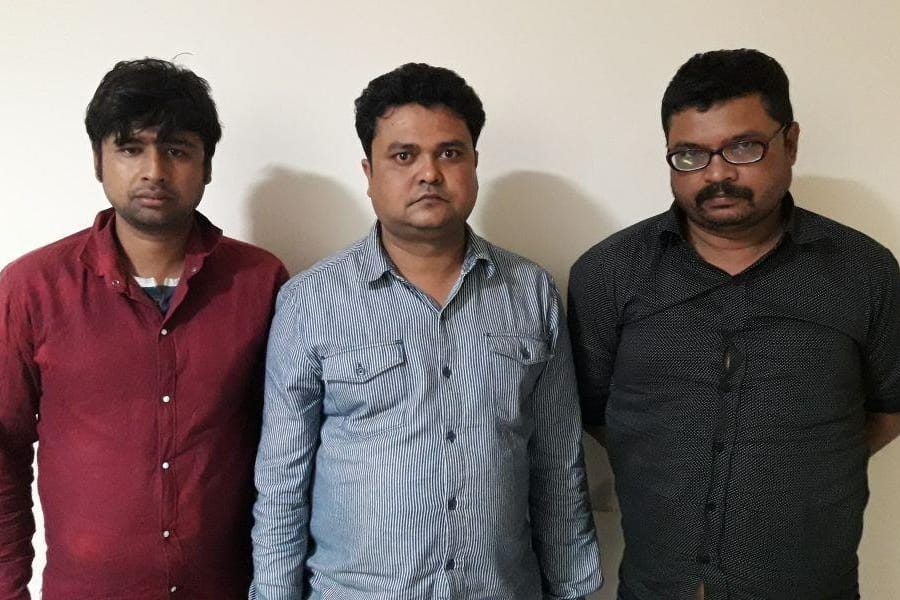  stf arrested paper solver gang in Lucknow.