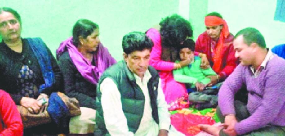 दूसरे दिन भी घर नहीं पहुंचा शहीद इंद्र सिंह का पार्थिव शरीर