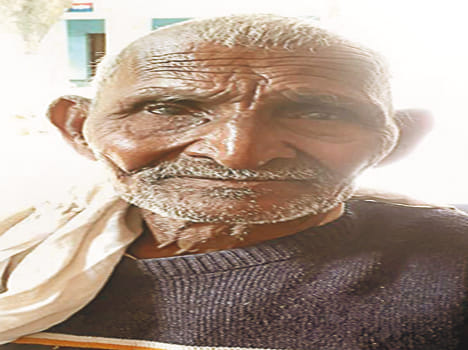 Bike riders give lift to elderly and cut pockets