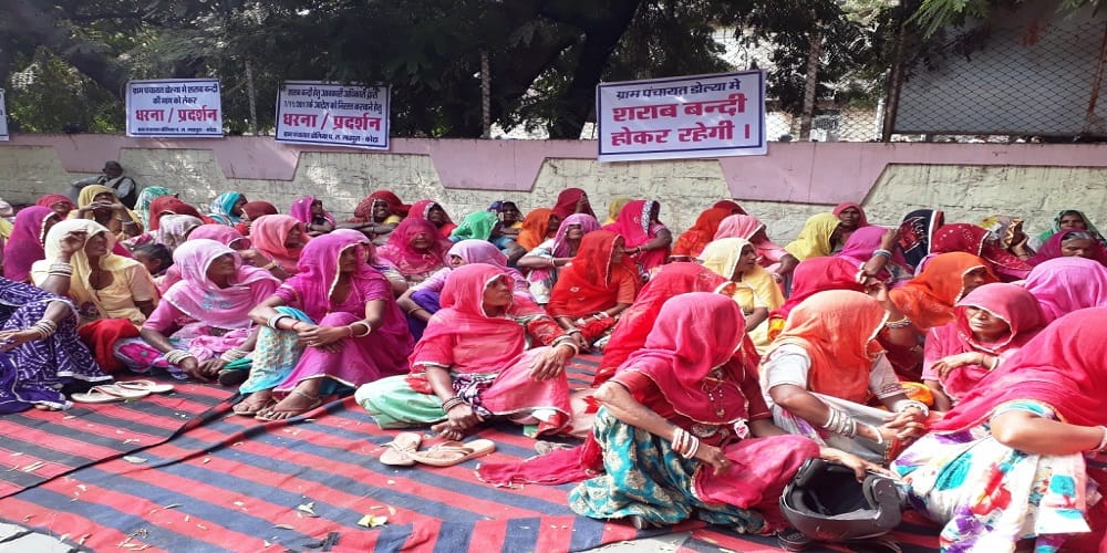 gulabi gang made against the liquor shops in kota 