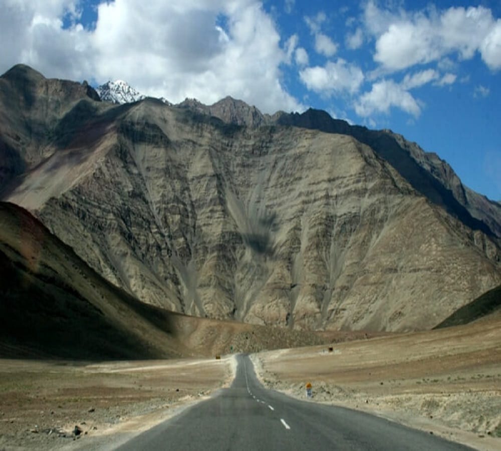 car climb up itself on Magnetic hill in leh