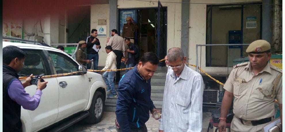 petrol pump owner shot and fifteen lakhs rupees was looted from him
