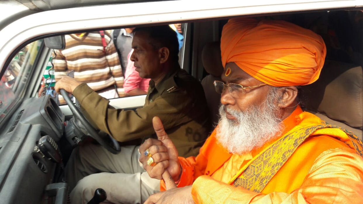 bjp mp sakshi maharaj car accident in etah