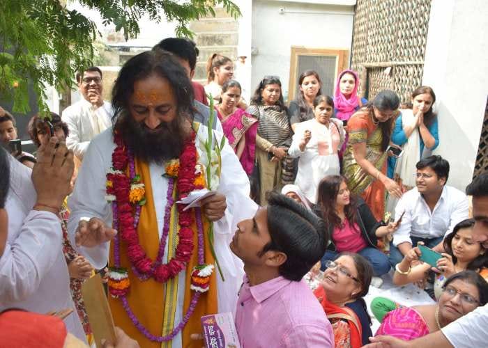 shri shri ravishankar in vrindavan talk about ram temple with saints