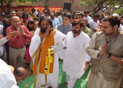 shri shri ravishankar in vrindavan talk about ram temple with saints
