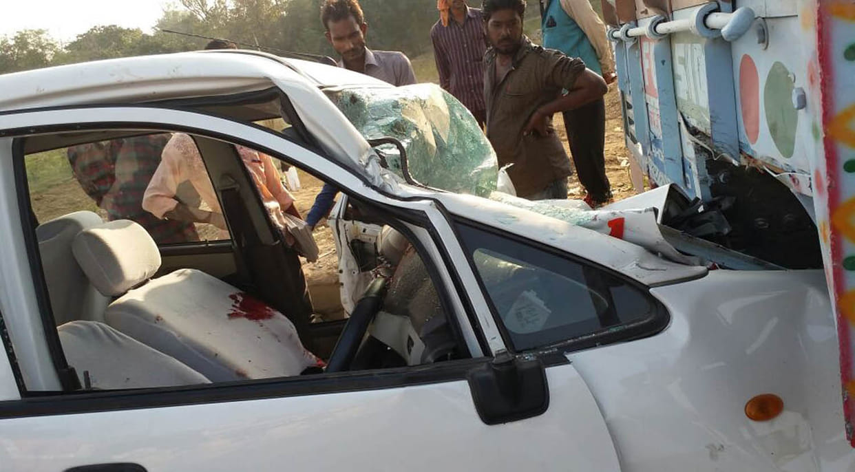 couple died after his car hit truck in sonebhadra