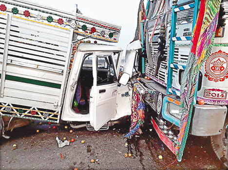 Truck and loader collision due to fog, four injured