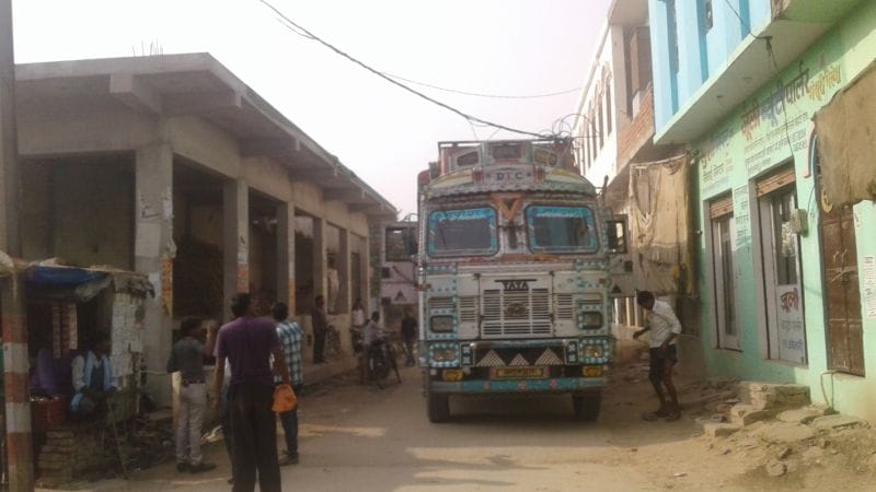 लटकते तार में फंसा ट्रक, ट्रांसफार्मर में धमाका