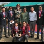 एयर कमांडर जीपीएस संधू के साथ एनसीसी कैडेट