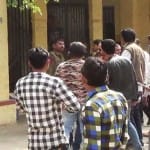 थाने में पहुंचे प्रदर्शनकारी