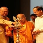 उपराष्ट्रपति वेंकैया नायडू दीप प्रज्जवलित करते हुए