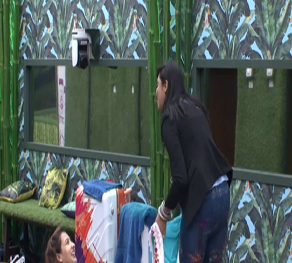 arshi khan sacrifies her all nighties because of puneesh in bigg boss 11