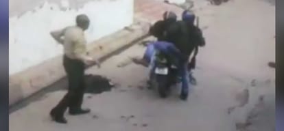 guard shot dead when some people tried to loot a cash van