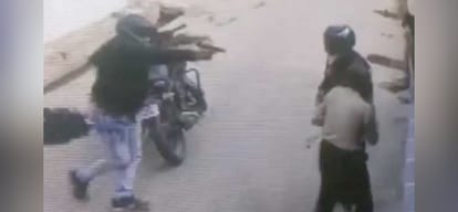 guard shot dead when some people tried to loot a cash van