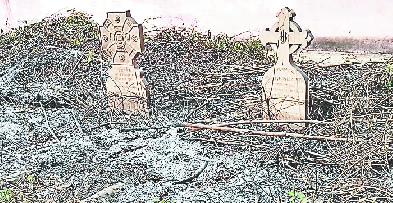 What a lot: the garbage burned at tombs in the sematry