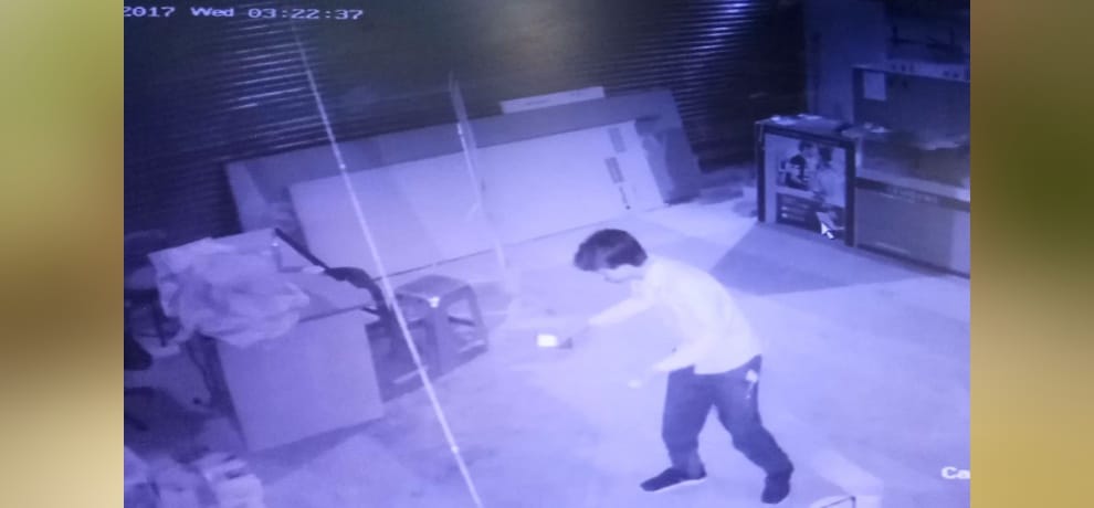 theft of thirty lakh by breaking the shutter of the shop