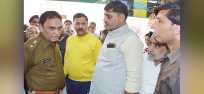 theft of thirty lakh by breaking the shutter of the shop