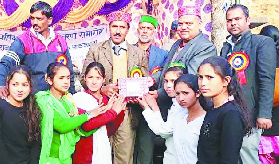 चिऊणी स्क्ूल के मेधावी सम्मानित